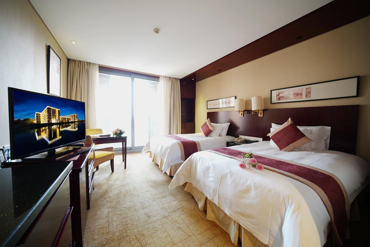 Howard Johnson Plaza Lingang Shanghai Nanhui Exterior foto