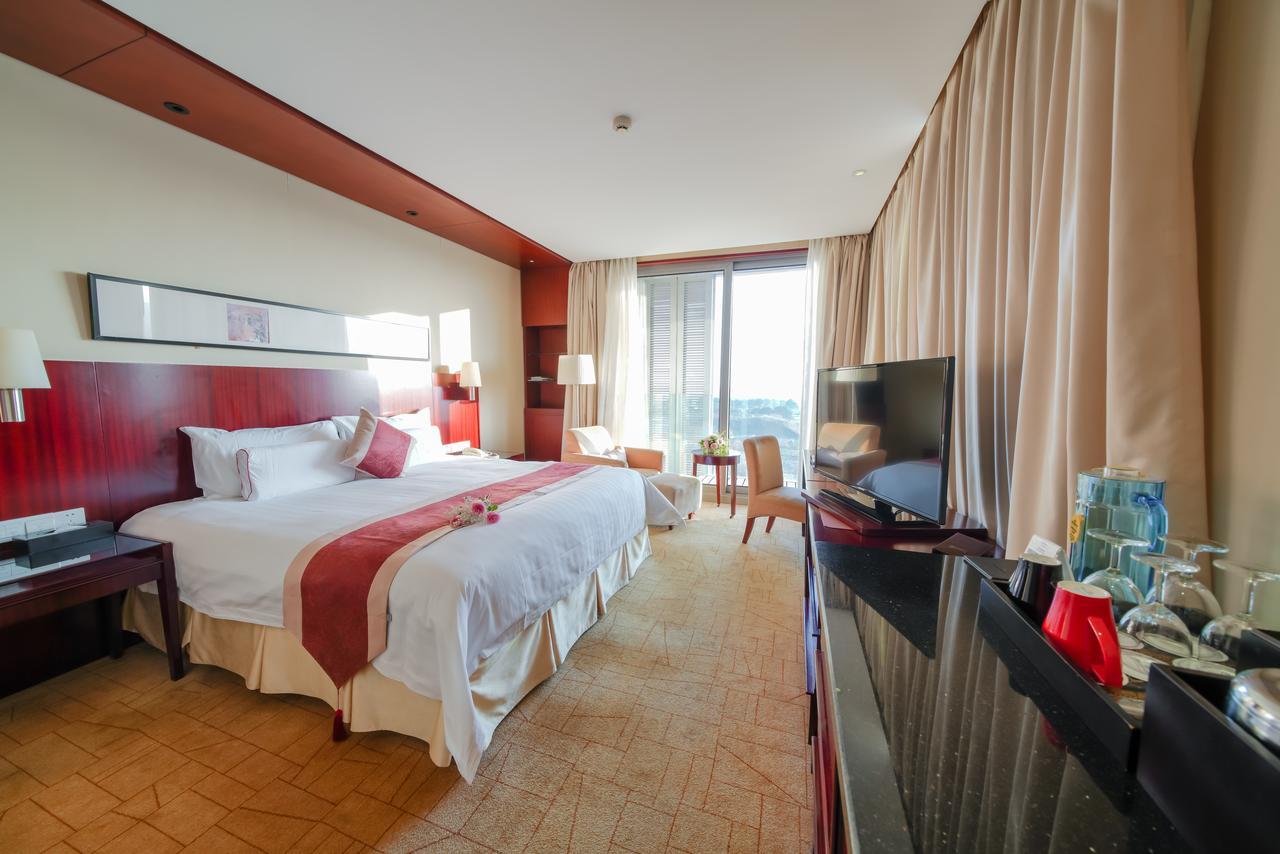 Howard Johnson Plaza Lingang Shanghai Nanhui Exterior foto