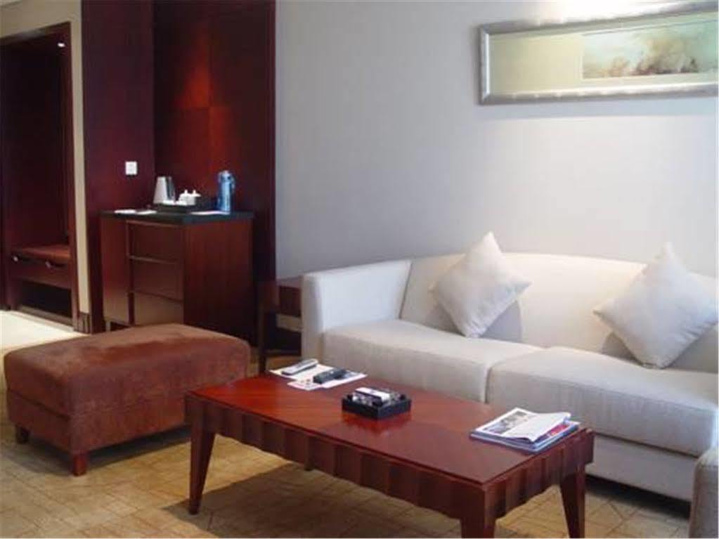 Howard Johnson Plaza Lingang Shanghai Nanhui Exterior foto